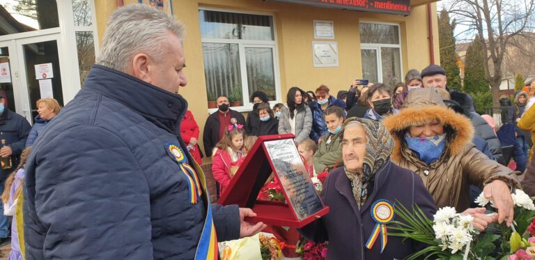 VIDEO Bunica Iulia, din Lipovat, sărbătorită la 100 de ani de viata, de Ziua Națională a României! Felicitări, domnule primar Hriscu!