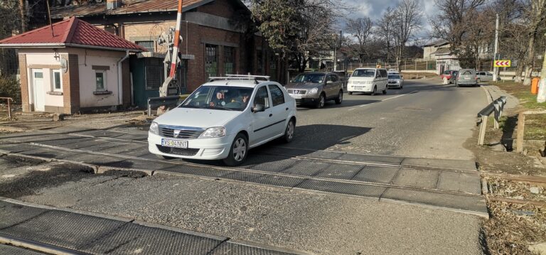 Pericol public pe Drumul European! O bordura de la calea ferata blochează traficul in Huși!