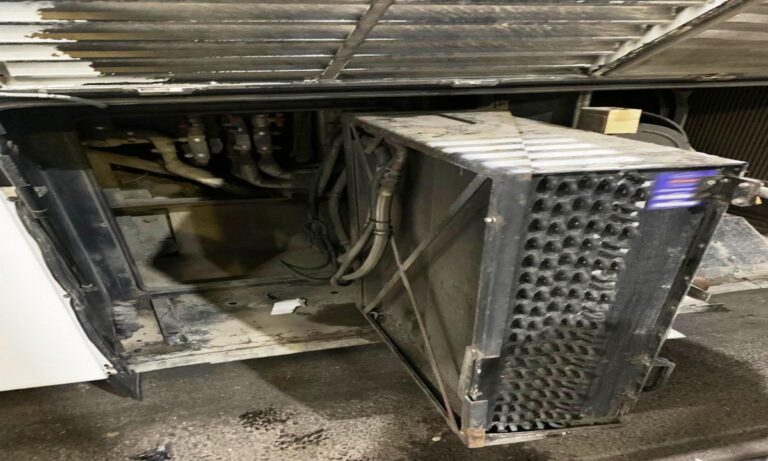 Contrabandist inventiv! A fost prins cu țigările ascunse la motor, în spatele radiatorului