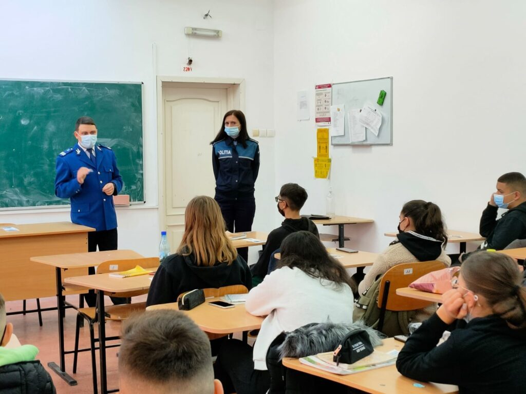Acțiuni de prevenire desfășurate de jandarmi și polițiști în liceele vasluiene 1 WhatsApp Image 2021 12 10 at 12.21.15 1