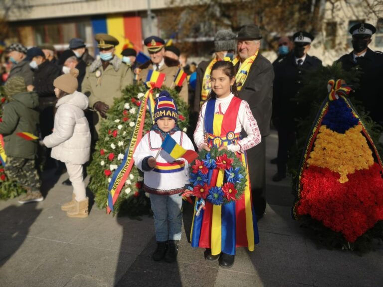 Ziua României sărbătorită de sute de vasluieni, în Centrul Civic. Urmează un spectacol cu Ion Paladi, invitat special