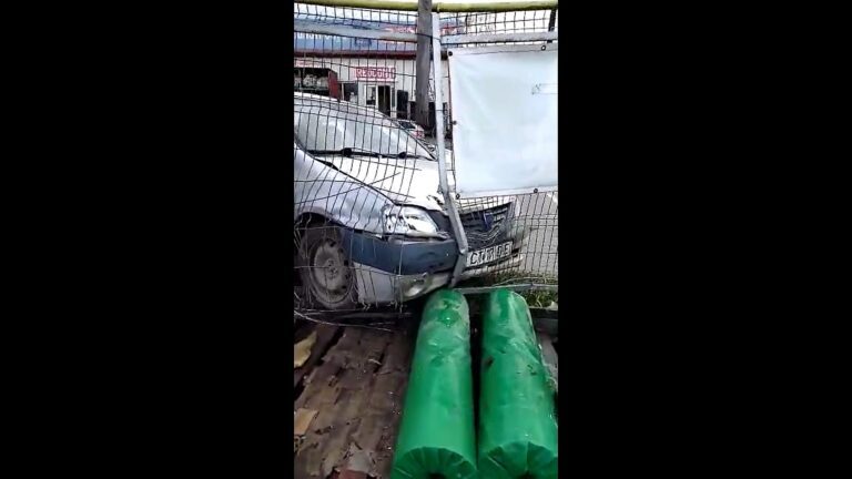VIDEO Un constănțean a încurcat pedala de frână cu accelerația, la Vaslui! A speriat pietoni și șoferi, după care a rupt un gard!