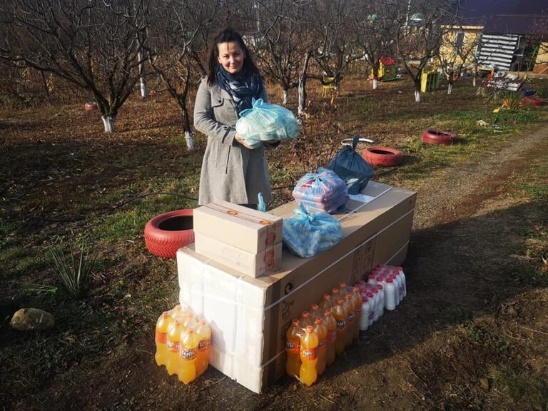 De ziua românilor, îngerul de la Bogdănița a transmis mulțumiri reporterilor Vasluianul.ro și tuturor celor care, prin bunăvoința lor, au oferit bucurie copiilor și bătrânilor din comună