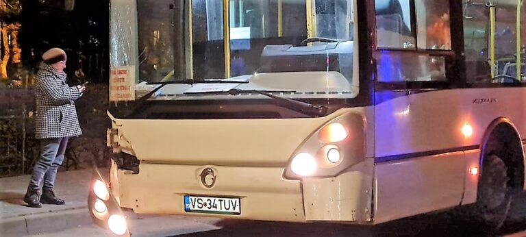 Accident de cascadorii râsului, aseară, lângă liceul M. Kogălniceanu din Vaslui