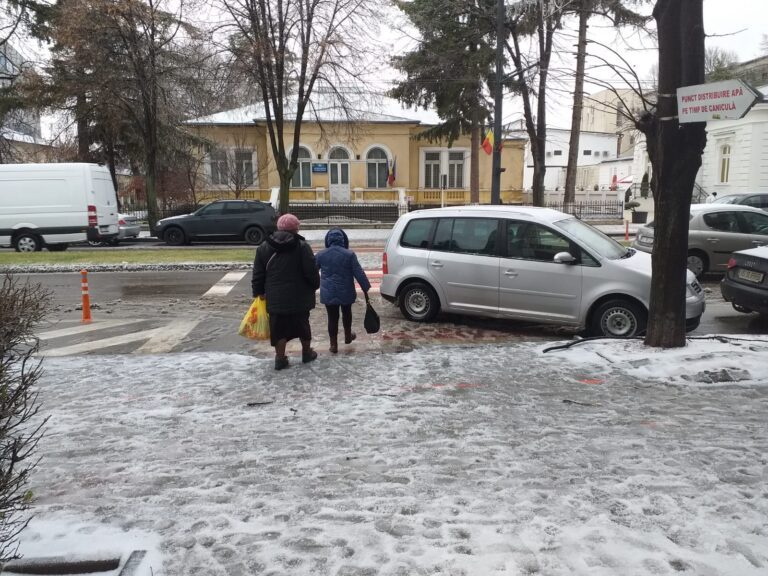 Din ciclul ”…ai parcat ca un….”: Trecere de pietoni blocată de un șofer certat cu bunul simț
