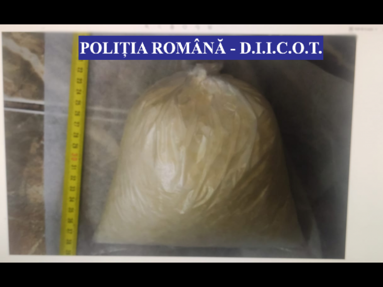 Traficantă de droguri prinsă cu un kilogram de substanță psihoactivă asupra sa! A ajuns în arest