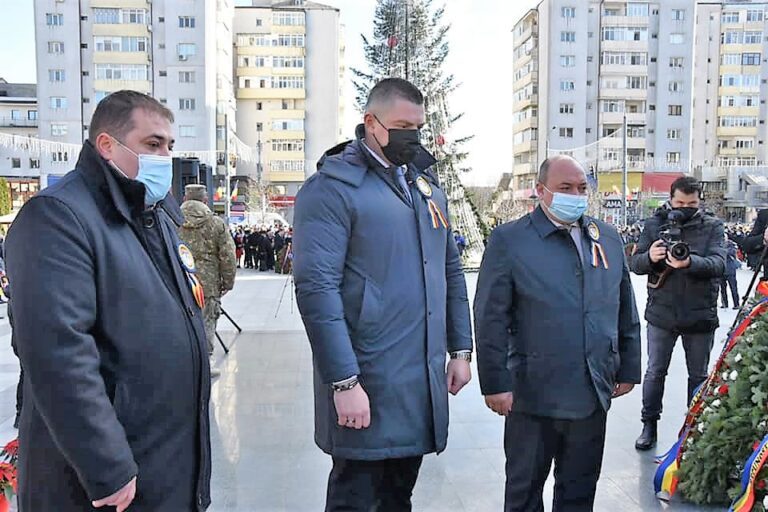 Deputatul Eduard Popica, alături de sutele de vasluieni strânși de Ziua Națională în centrul Vasluiului! Deputații Adrian Solomon și Irinel Stativă, prezenți și ei la eveniment!