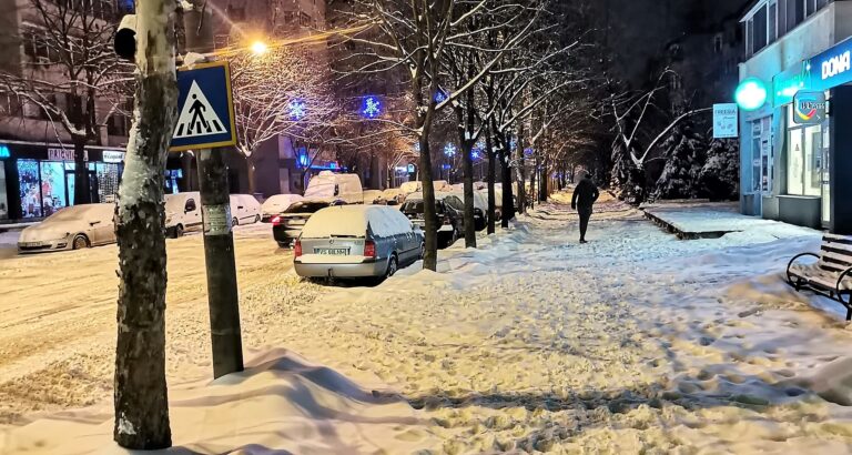 Vremea se răcește, meteorologii anunță ninsori în zilele următoare! Vezi ce șanse sunt să avem din nou zăpadă!