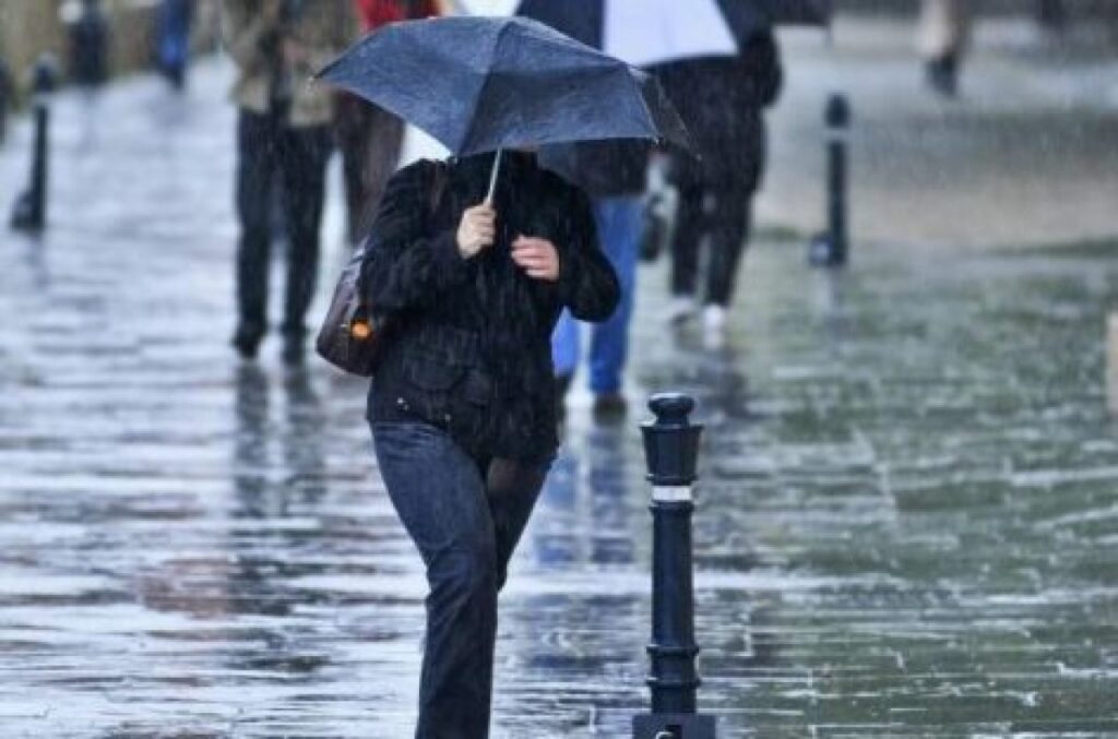Se strică vremea! Vânt, ploi, lapoviţă şi ninsoare, în următoarele zile. ANM a emis o avertizare meteo valabilă până sâmbătă 1 ploaie
