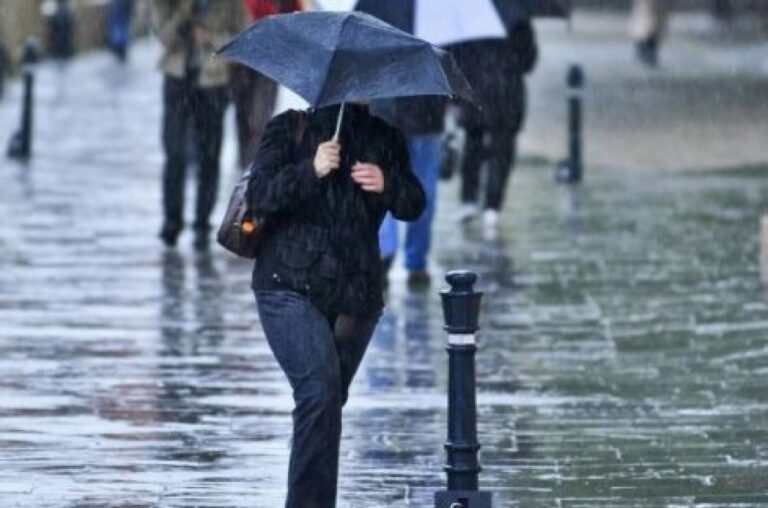 Se strică vremea! Vânt, ploi, lapoviţă şi ninsoare, în următoarele zile. ANM a emis o avertizare meteo valabilă până sâmbătă