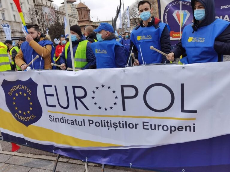 Proteste ale polițiștilor vasluieni în fața Prefecturii! Sindicaliștii cer majorări salariale