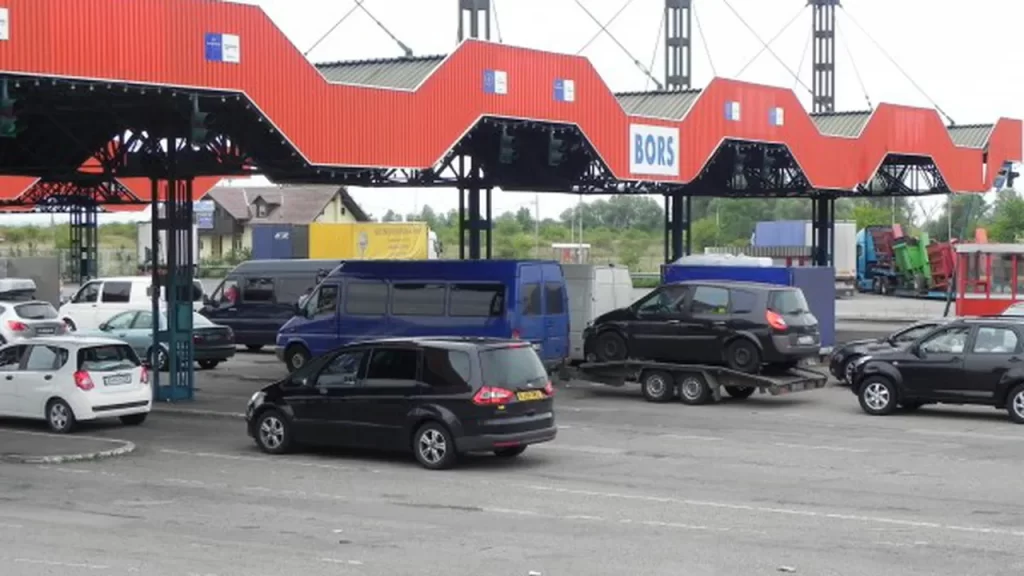Polițiști de frontieră, reținuți pentru luare de mită. Pretindeau bani de la șoferii de TIR pentru a le reduce timpii de așteptare la vamă 1 vama bors 77032000 1