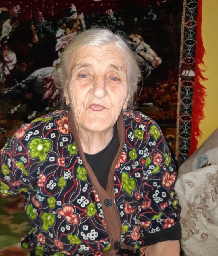 Ați văzut această bătrână? Sunați de urgență la 112!