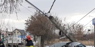 Un șofer din Bârlad a distrus un stâlp de energie electrică, dupa o coliziune cu o alta masina! Zeci de case, fara curent electric!