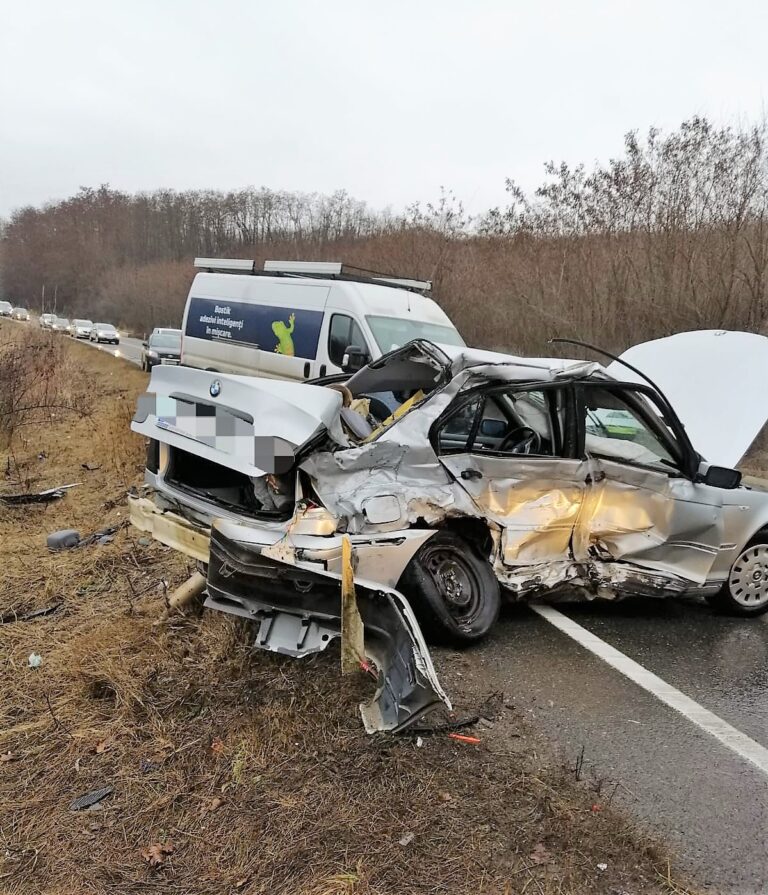 O bătrână Dacia 1300 a fost făcută praf de o autoutilitară, luni după-amiază! Cozi infernale pe DE 581!