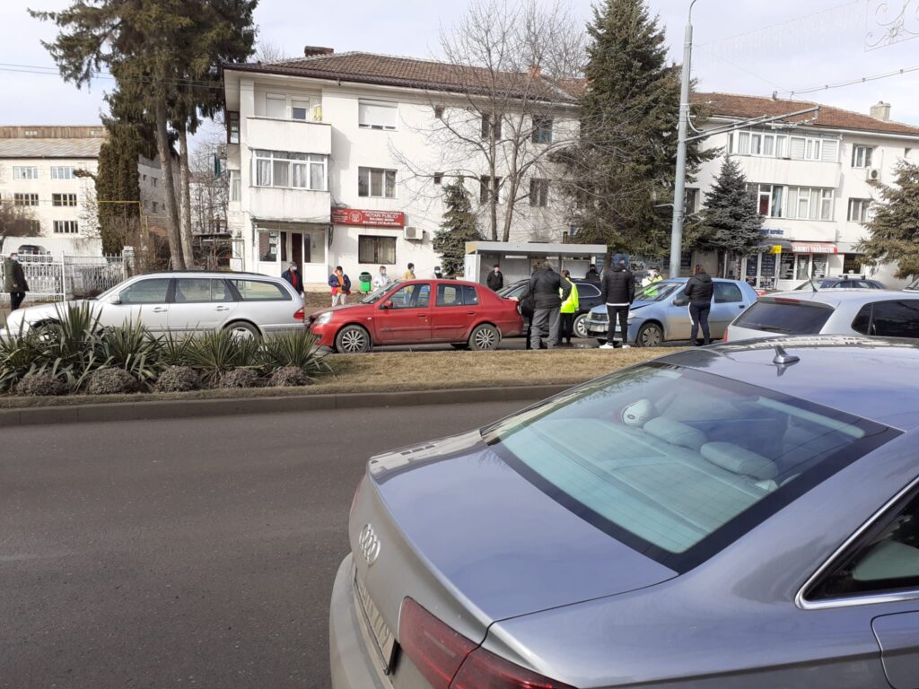 ACUM Accident în lanț, în zona stației de autobuz de la Școala 6, din Vaslui! Mașini bușite, se pare că un copil a fost lovit de o mașină! 2 accident vaslui scoala 6 1