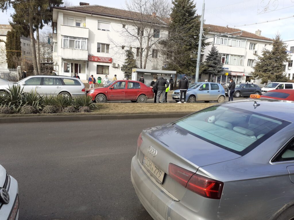 ACUM Accident în lanț, în zona stației de autobuz de la Școala 6, din Vaslui! Mașini bușite, se pare că un copil a fost lovit de o mașină! 1 accident vaslui scoala 6