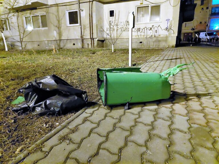 O gașcă de teribiliști a distrus pubelele de gunoi din centrul Vasluiului, vineri noaptea! Cât de bolnav să fii, să faci asta?