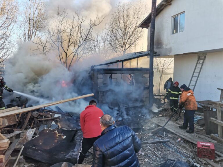 Incendiu de proporții la Gura Idrici, Roșiești! Pompierii se luptă cu flăcările!