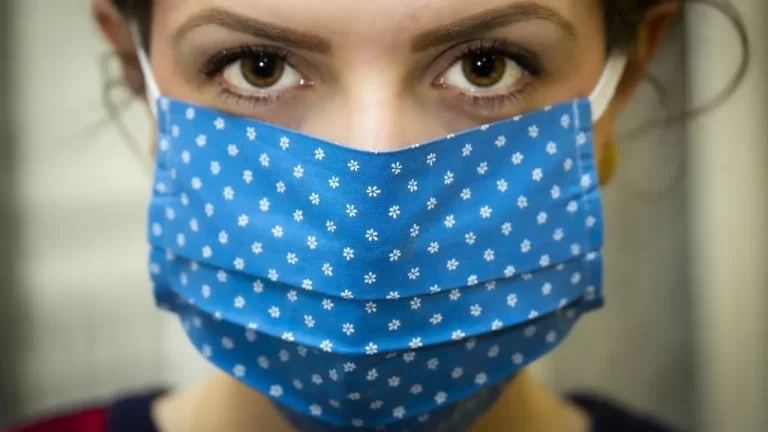 Știați că riscați amenzi de 2.500 lei, dacă purtați mască textilă? De sâmbătă, noi reguli în piețe, magazine, spații închise!