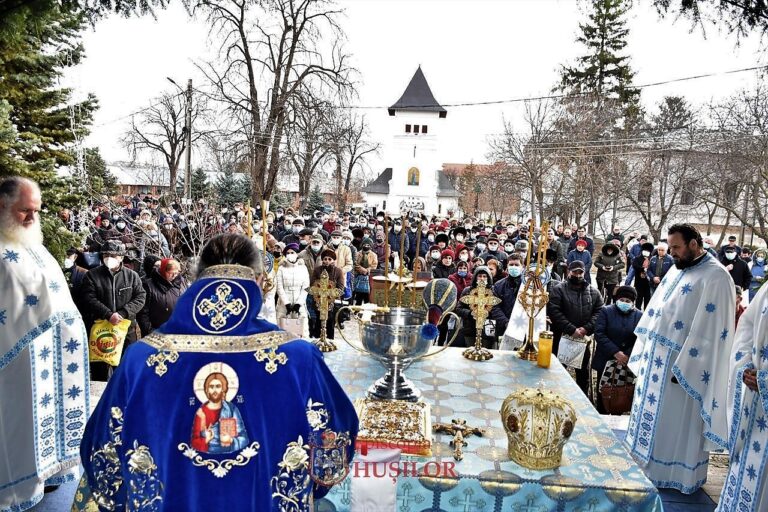 PraaSfințitul Ignatie, Episcopul Hușilor, a oficiat slujba de Bobotează în fața a sute de credincioși din tot județul Vaslui