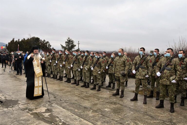 De față cu politicienii județului, Episcopul Hușilor a cerut mai puțină îngâmfare și mai multă smerenie! ”Să luăm aminte de la Ștefan cel Mare”, a spus PS Igantie