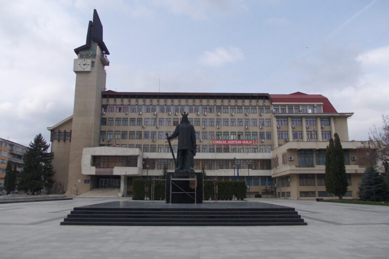 Angajații Prefecturii Vaslui se pregătesc de grevă! Cer salarii mai mari! Sindicaliștii vor întrerupe programul pe 10 februarie!