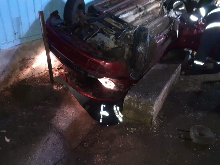 FOTO Mașină făcută praf in accidentul de la Satu Nou! Pasagerul a văzut moartea cu ochii!