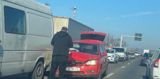 Accident la intrarea în Bârlad, in zona benzinăriei Petrom! Doua mașini, avariate!
