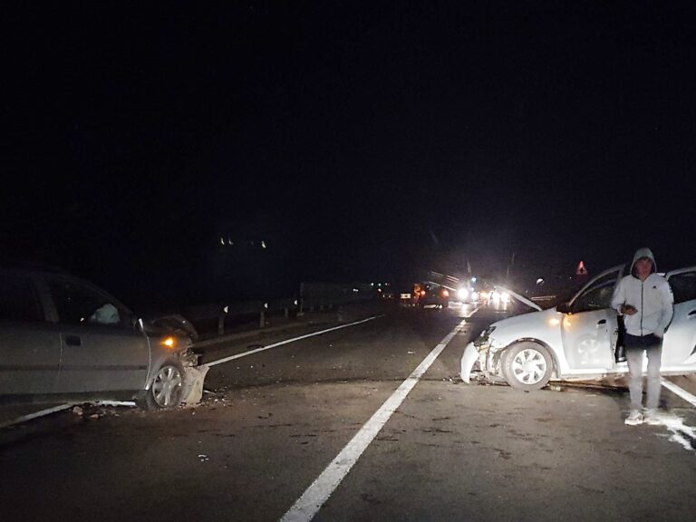 Un șofer IRESPONSABIL din Neamț a provocat accidentul în lanț de pe DE 581, joi seara! Depășire criminală, mașini distruse, oameni la spital!