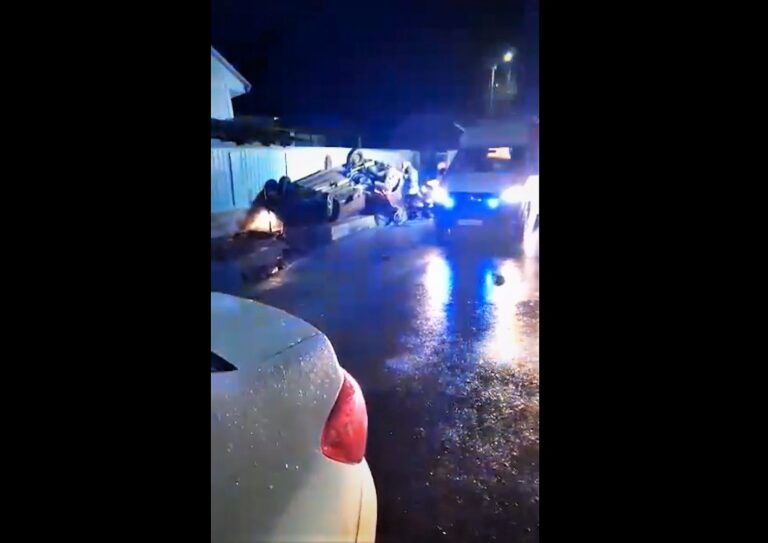 VIDEO Doi săteni din Muntenii de Sus au salvat viața șoferului din mașina distrusă de accident, noaptea trecută, la Satu Nou!