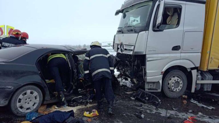 Un tanar de 28 de ani, in stare grava, după impactul de pe dealul Dobrinei! Un autoturism și un TIR s-au ciocnit!