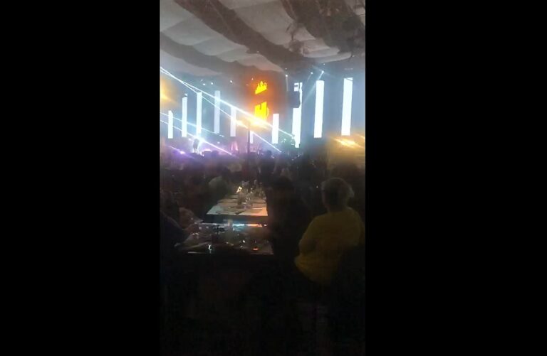 VIDEO Iată cum trăiesc românii în alte locuri din țară, domnule șef al IPJ Vaslui! Mega-concert cu sute de oameni, la București, duminică seara!