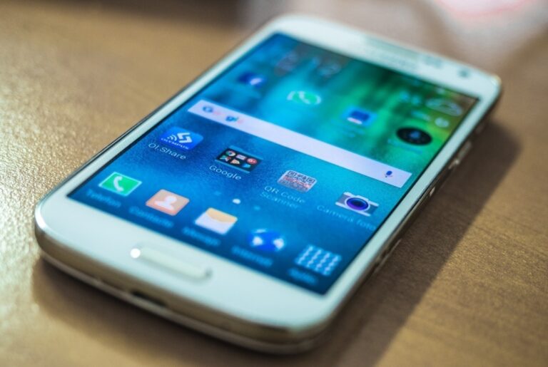 Un sfert dintre elevii de gimnaziu petrec mai mult de 5 ore pe TikTok, zilnic