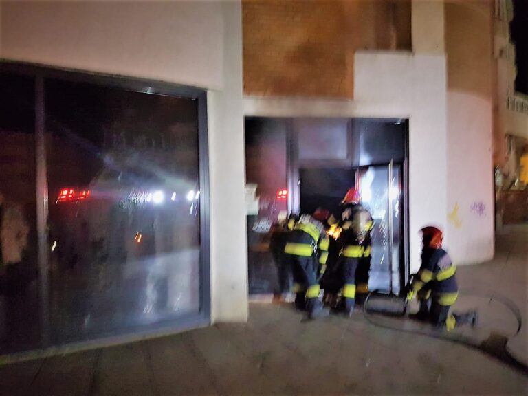 Un magazin de haine a luat foc în Bârlad, noaptea trecută! Pagube de zeci de mii de lei!