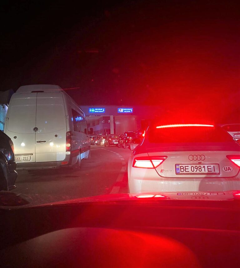 Zeci de mașini cu numere de Ucraina au luat cu asalt Vama Leușeni! Martor ocular: ”Se stă de două ore la coadă, sunt coloane de mașini ucrainene”