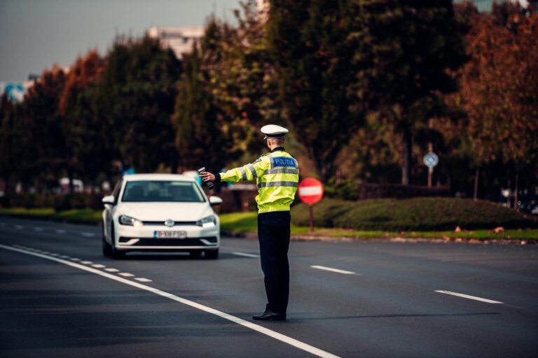 S-a dus, beat, cu mașina familiei, la un magazin din Vaslui, pentru a-și cumpăra băuturi alcoolice! Polițiștii l-au urmărit până la bloc și i-au pus fiola!