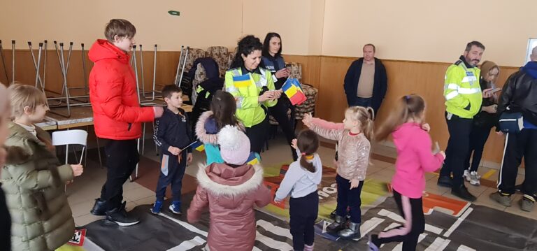 FOTO, VIDEO Poliția Rutieră Vaslui a dus daruri pentru copiii și mamele ucrainene de la Huși! Clipe de normalitate, înte-o lume răvășită!