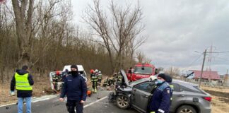 FOTO Accidentul cu cetățeni ucraineni, de la Buhăiești, a blocat o coloană de refugiați din Ucraina! În mașina avariata erau două fetițe speriate de război!