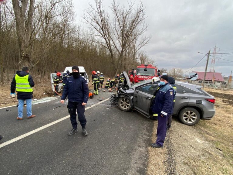 FOTO Accidentul cu cetățeni ucraineni, de la Buhăiești, a blocat o coloană de refugiați din Ucraina! În mașina avariata erau două fetițe speriate de război!