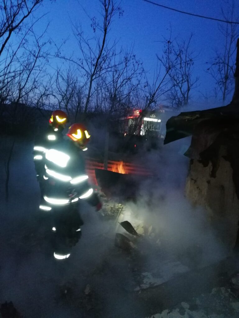 Incendiu devastator, într-o comună din județul Iași! O bătrână de 74 de ani, salvată în ultimul moment de pompierii hușeni!
