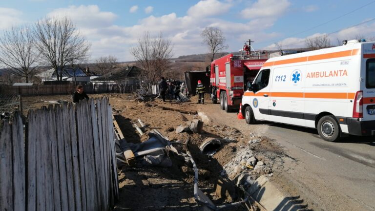 Accident CUMPLIT în comuna Hoceni! Doi copii au fost loviți de un stâlp căzut la pământ, un șofer a pierdut controlul camionului!