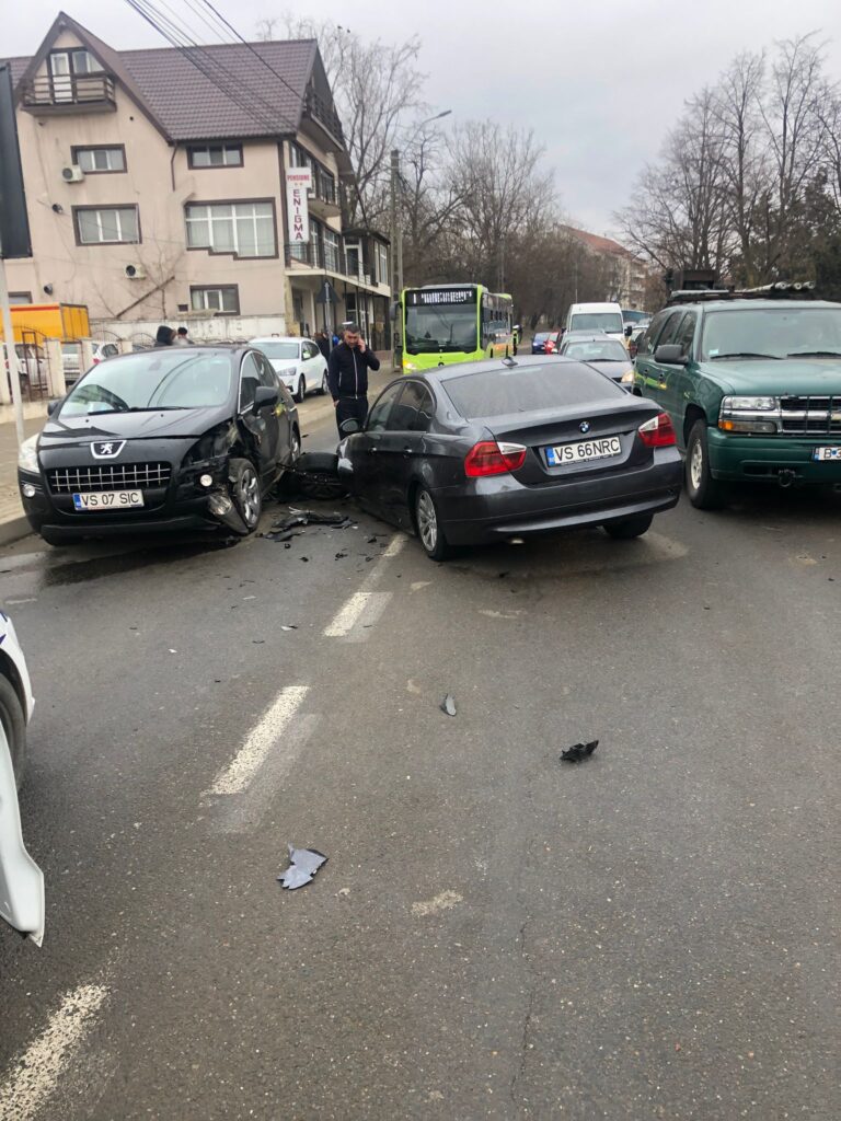 Accident în Vaslui, ACUM! Două mașini sunt distruse complet!