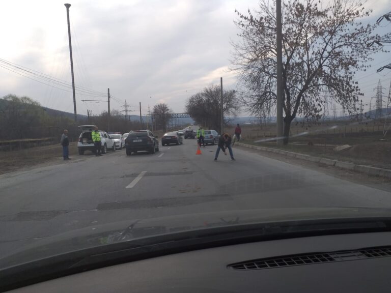Accident pe varianta Bacăului, un biciclist a fost lovit grav! Poliția face măsurători!