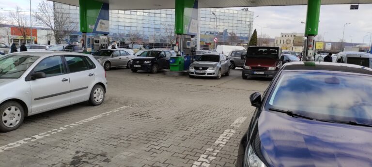 HAOS în Vaslui, în seara aceasta! Benzinării închise, Poliția face ordine la benzinaria OMV! Război la pompe!