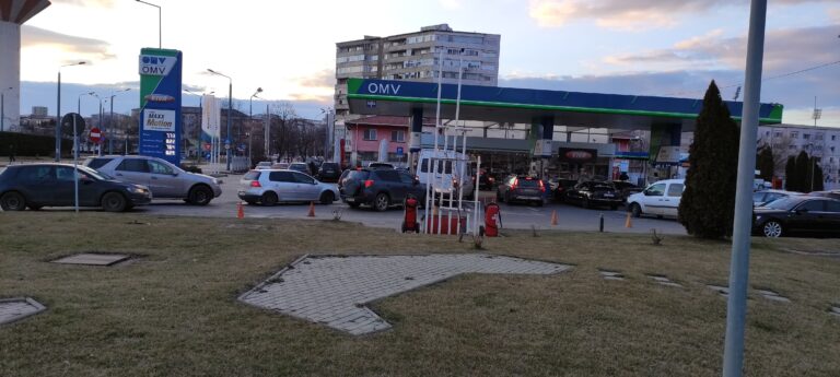 NEBUNIE la benzinăriile din județul Vaslui! Mii de șoferi au luat cu asalt pompele, cu bidoane și cisterne!