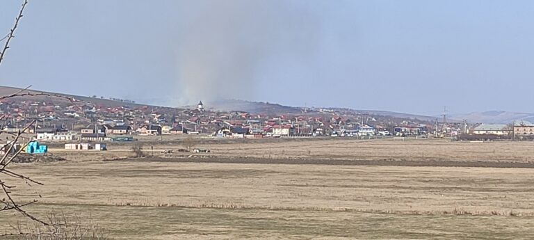 Nori de fum peste biserica din Satu Nou! Incendiu de proporții!