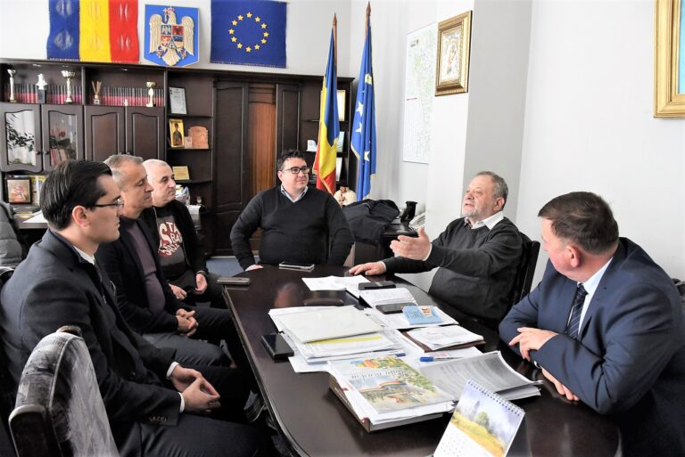 Președintele FRF, în vizită la Vaslui! S-a întâlnit cu președintele CJ Vaslui și primarul Vasile Pavăl!