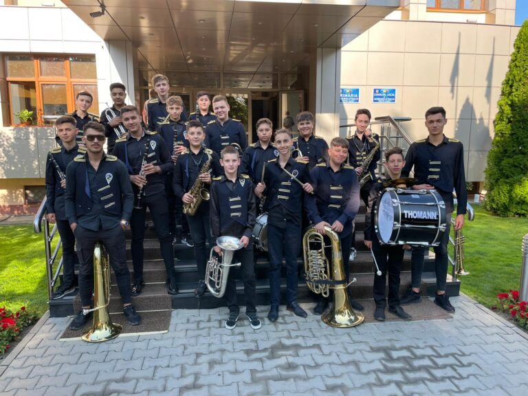 Patru copii talentați, din Fanfara Rotaria, la Olimpiada regională de muzică instrumentală! Radical Grup Vaslui sponsorizează deplasarea!