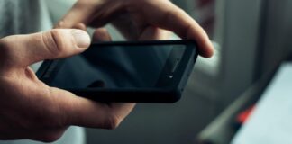 O femeie de 50 de ani a ajuns în arest, după ce a furat un telefon mobil